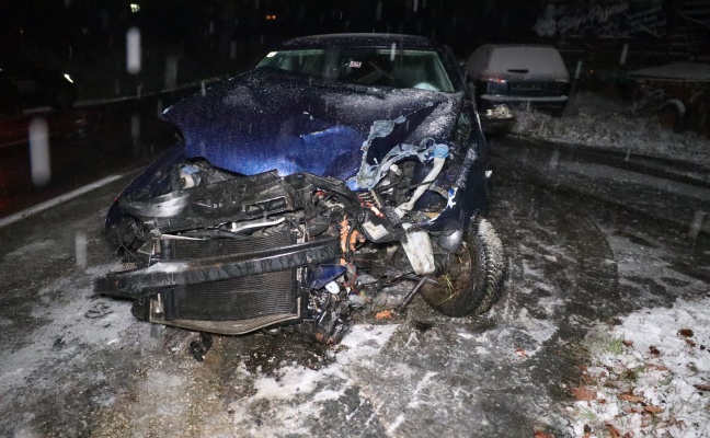 Auto bei schwerem Verkehrsunfall auf Steyrtalstrae in Grnburg frontal gegen Baum gekracht