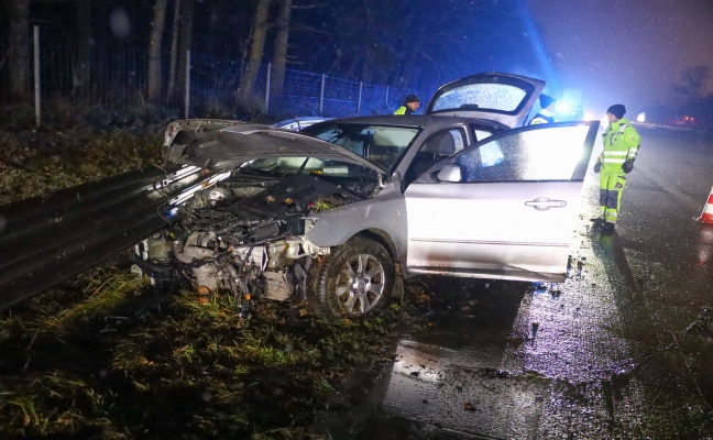 Auto auf Westautobahn bei Allhaming gegen Leitschiene gekracht