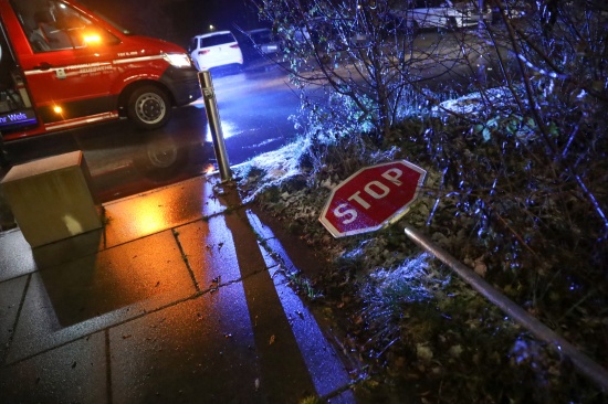 Umgefahrene Stopptafel im Messegel�nde in Wels-Lichtenegg endete mit Einsatz der Feuerwehr