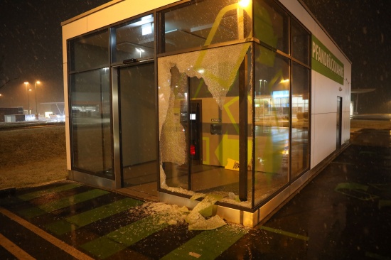 Sicherungsarbeiten: Glasscheibe eines Pfandr�ckgabegeb�udes in Wels-Neustadt bei Unfall besch�digt