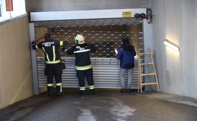 Verkehrsunfall: Beschdigtes Tor einer Tiefgarage in Wels-Pernau durch Feuerwehr geffnet