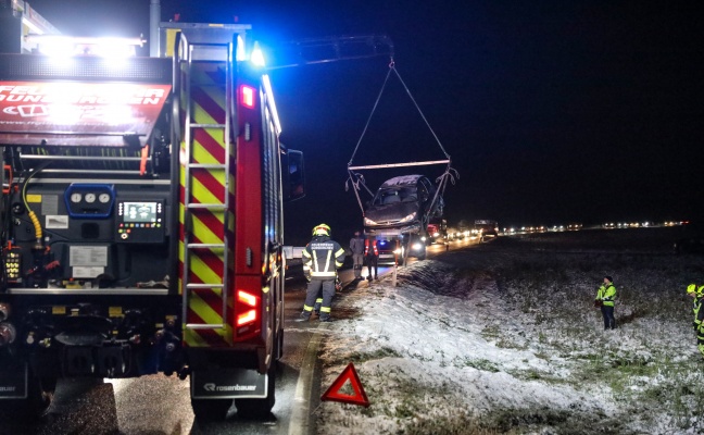 Auto bei Gunskirchen von Straße abgekommen und in Feld gelandet