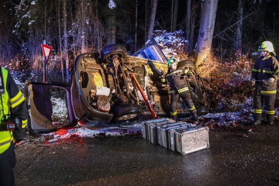 Auto bei Eisgltte auf Gmundener Strae zwischen Laakirchen und Roitham am Traunfall verunfallt