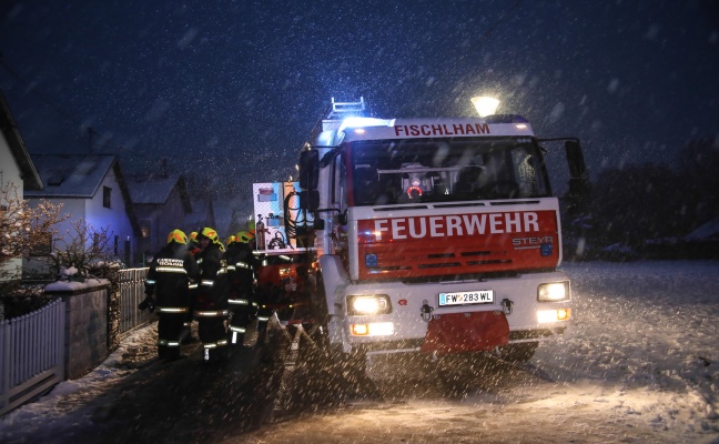 Einsatzkrfte bei gemeldetem Heizraumbrand in Fischlham im Einsatz