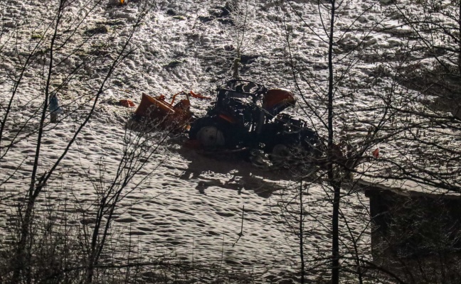 Schneerumtraktor in Traunkirchen ber Hang abgestrzt