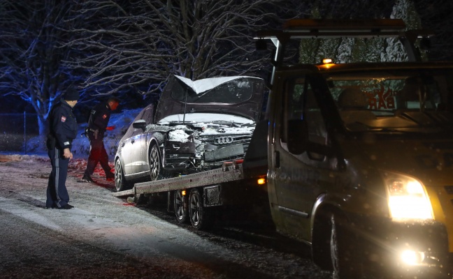 Auto in Wallern an der Trattnach bei winterlichen Fahrverhltnissen gegen Gartenzaun gekracht