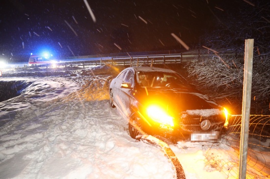 Auto auf Westautobahn bei Sattledt gegen Anpralldmper gekracht