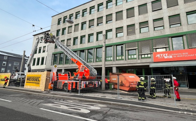 Drei Arbeiter in Linz-Innere Stadt von Feuerwehr aus defektem Arbeitskorb eines Hubsteigers gerettet