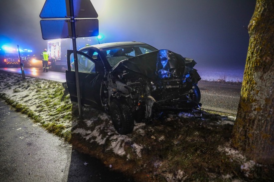 Auto bei Unfall in Pasching frontal gegen Baum gekracht