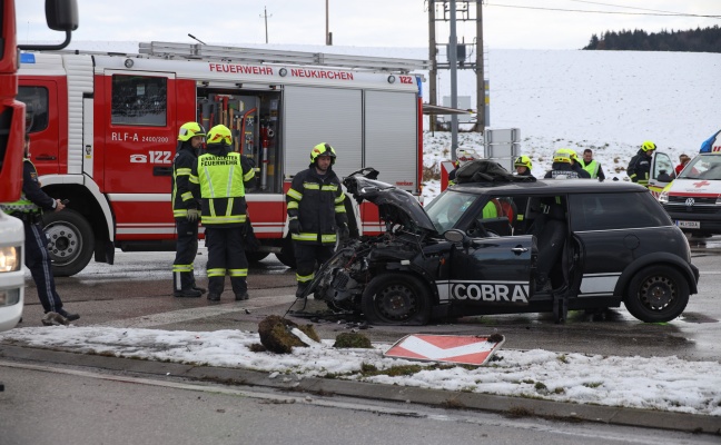 Schwerer Crash zwischen zwei PKW auf Kreuzung in Bachmanning