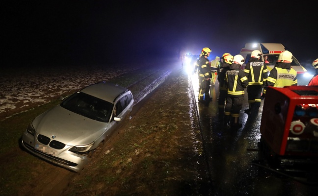 Auto bei Unfall in St. Georgen bei Grieskirchen in Feld gelandet