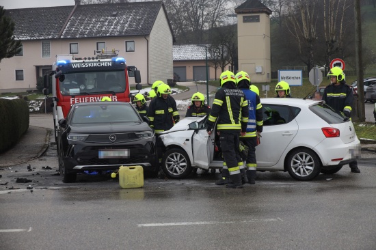 Kreuzungscrash mit drei PKW in Weikirchen an der Traun
