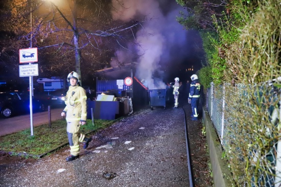 Brand einer Altpapier-Tonne in Linz-Dornach-Auhof durch Berufsfeuerwehr gelscht