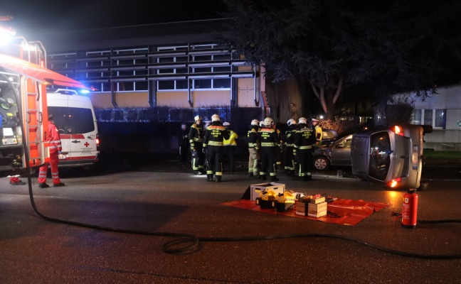 Auto nach Verkehrsunfall in Linz-Bulgariplatz in Seitenlage zum Stillstand gekommen