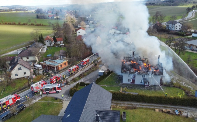 Neun Feuerwehren bei Großbrand eines Wohngebäudes in Haag am Hausruck im Einsatz