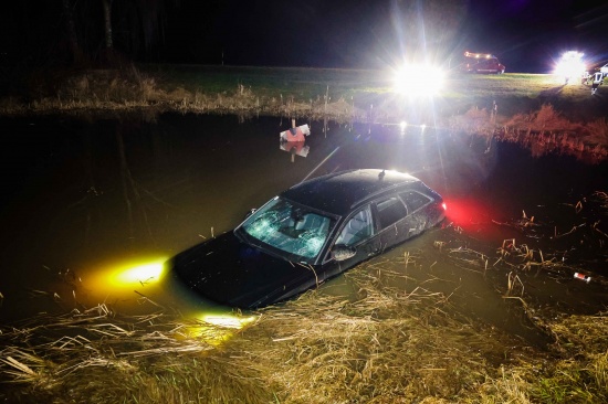 Auto nach Unfall bei Burgkirchen in einem Teich gelandet
