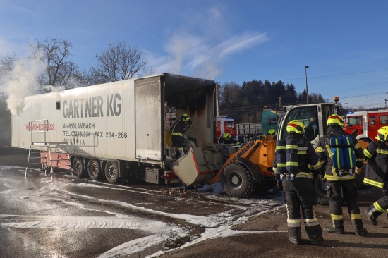 LKW brannte gleich zweimal: Einsatz der Feuerwehren auf Innkreisautobahn und in Edt bei Lambach