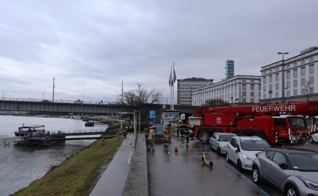 Baum verkeilte sich im Bereich einer Schiffsanlegestelle an der Donau in Linz