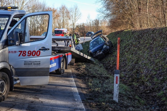 Auto bei Unfall in Ansfelden in der Bschung gelandet