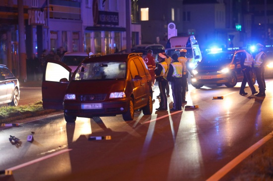 Frau auf Wiener Strae bei Pasching von Auto erfasst und schwerst verletzt