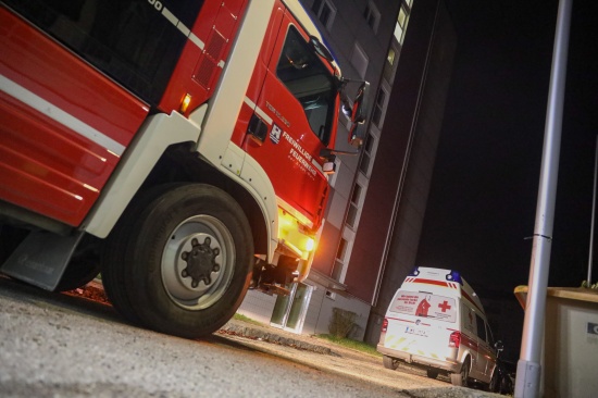 Feuerwehr bei Unterst�tzung des Rettungsdienstes in einer Wohnung in Wels-Vogelweide im Einsatz