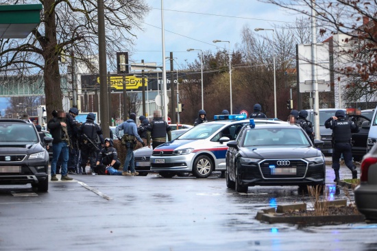 Amoklauf: Tter fuhr nach Messerattacke bei Leonding zwei Polizisten nieder und entwendete Sturmgewehr