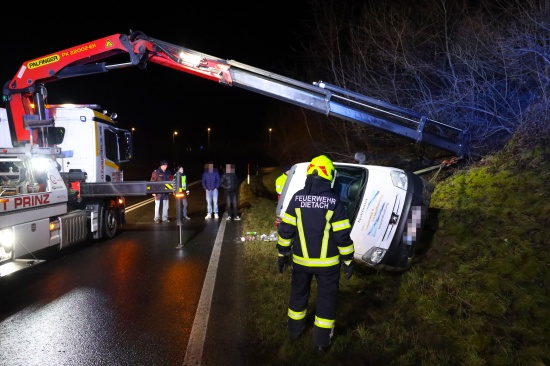 Kleintransporter bei Unfall auf Steyrer Strae in Dietach in Seitenlage zum Stillstand gekommen