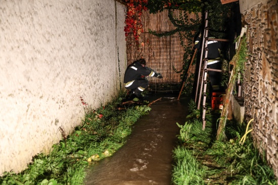 Feuerwehr bei hochwasserführendem Grünbach in Wels-Neustadt im Einsatz
