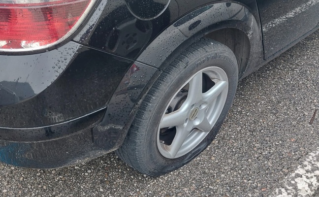 Unbekannte Täter zerstachen bei mehreren parkenden Autos in Lambach die Reifen