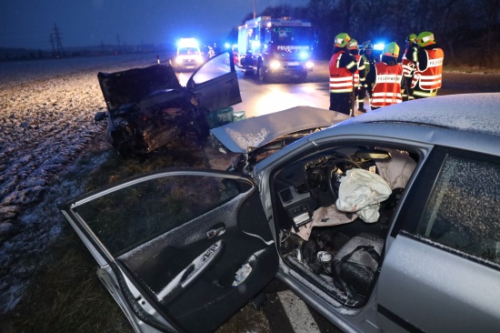 Drei Verletzte bei Frontalcrash mit drei beteiligten PKW zwischen Lambach und Neukirchen bei Lambach