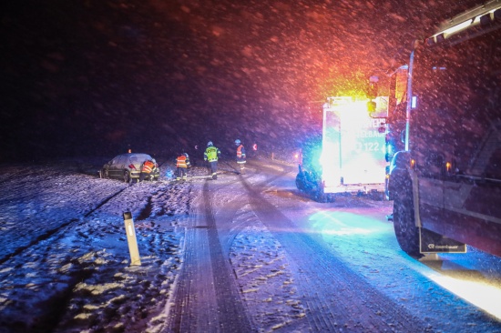 Auto nach Verkehrsunfall in Scharten in angrenzendem Feld gelandet