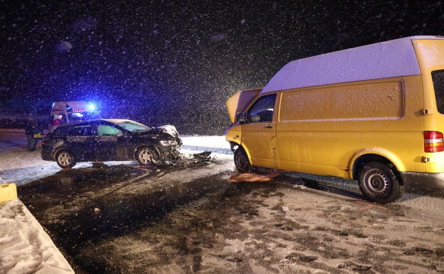 Verkehrsunfall zwischen Kleintransporter und PKW im Ortszentrum von Sipbachzell