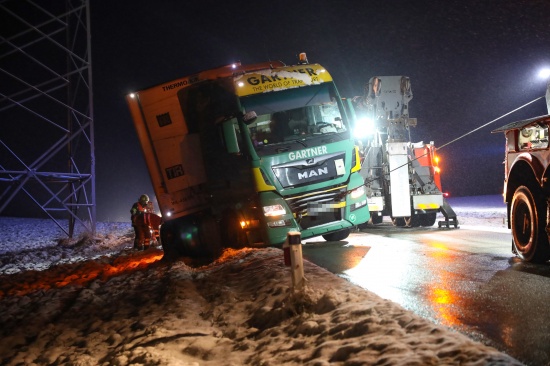 Drohte umzustrzen: Sattel-LKW mit 15 Tonnen Tiefkhlpizza bei Pennewang in Straengraben gerutscht