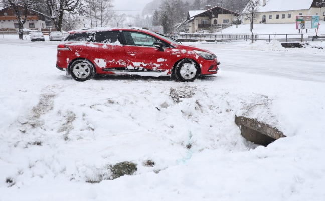 Lenkerin rasch gerettet: Auto bei Unfall in Spital am Pyhrn in Entwässerungsgraben überschlagen