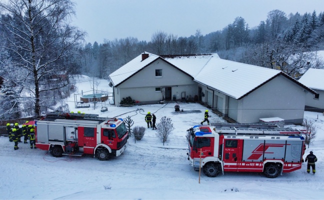 Zwei Feuerwehren bei Brand einer elektrischen Anlage in einem Wohnhaus in Lichtenberg im Einsatz