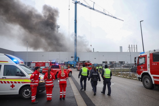 Grobrand bei Unternehmen in Hrsching sorgt fr Einsatz von zwlf Feuerwehren