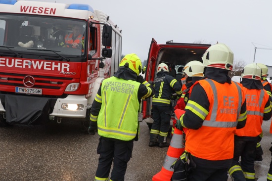 Schwerer Verkehrsunfall zwischen PKW und LKW auf Salzkammergutstrae zwischen Ohlsdorf und Pinsdorf