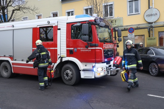 Feuerwehr bei Brandverdacht in einer Bckerei in Wels-Neustadt im Einsatz