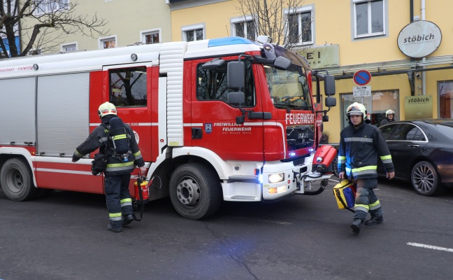 Feuerwehr bei Brandverdacht in einer Bäckerei in Wels-Neustadt im Einsatz