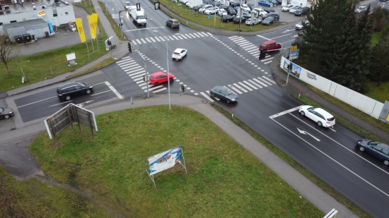 Drogenlenker (17) schleifte bei Anhalteversuch in Ansfelden Polizist mit
