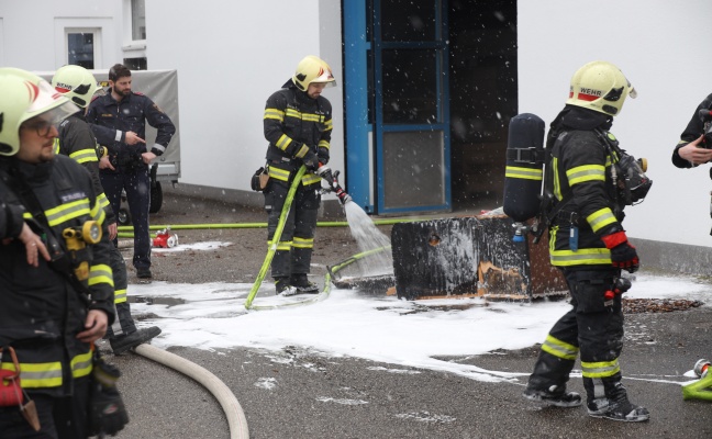 Feuerwehr bei Brand in einer Halle in Wels-Lichtenegg im Einsatz