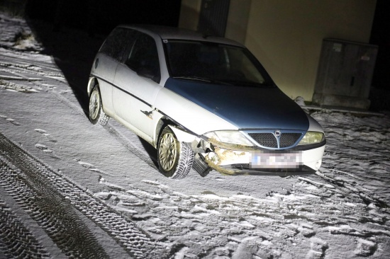 Auto auf Voralpenstrae bei Sattledt mit Bschung kollidiert