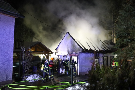 Vier Feuerwehren bei Brand eines Nebengebudes in Grnburg im Einsatz