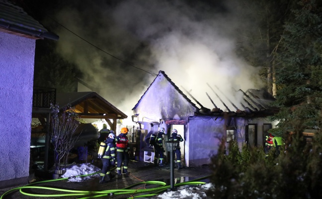 Vier Feuerwehren bei Brand eines Nebengebäudes in Grünburg im Einsatz