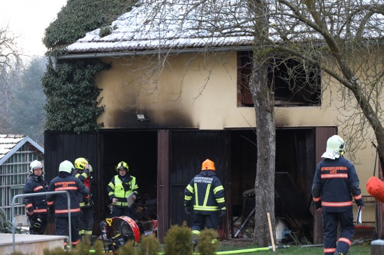 Sieben Feuerwehren bei Brand in einem Nebengebude in Riedau im Einsatz