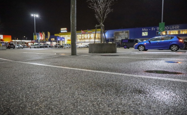 Bombenalarm nach Fund eines Koffers auf dem Parkplatz eines Einrichtungskonzerns in Ansfelden