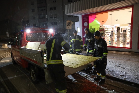 Feuerwehr nach Einbruch in Drogerie-Filiale in Wels-Neustadt im Einsatz