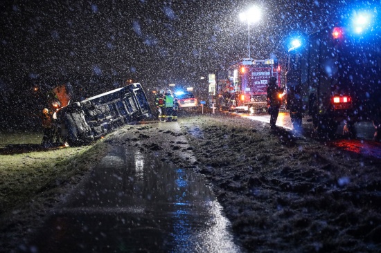 Lenker befreit: Kleintransporter bei Marchtrenk von Strae abgekommen und umgestrzt
