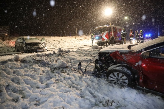 PKW-Kollision bei winterlichen Straenverhltnissen in Offenhausen