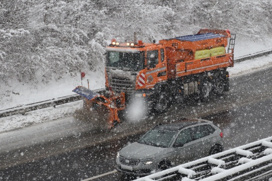 Schneechaos: Intensiver Schneefall sorgt für massive Verkehrsbehinderungen in Oberösterreich